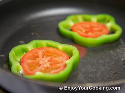 Eggs Fried with Tomato in Bell Pepper Ring Recipe: Step 3