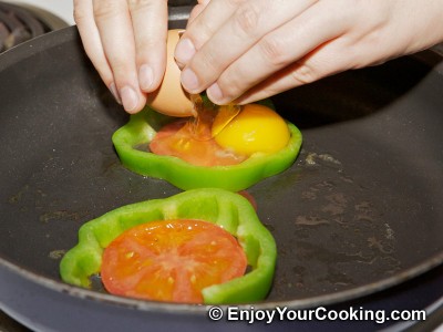 Eggs Fried with Tomato in Bell Pepper Ring Recipe: Step 4