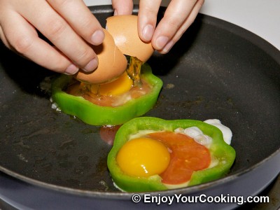 Eggs Fried with Tomato in Bell Pepper Ring Recipe: Step 5