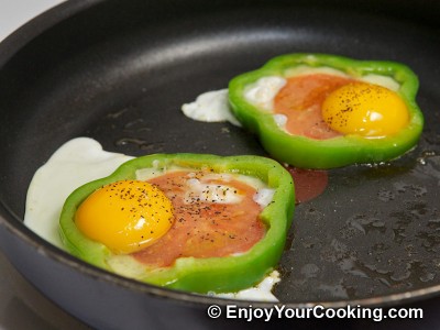 Eggs Fried with Tomato in Bell Pepper Ring Recipe: Step 6