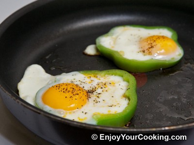 Eggs Fried with Tomato in Bell Pepper Ring Recipe: Step 7