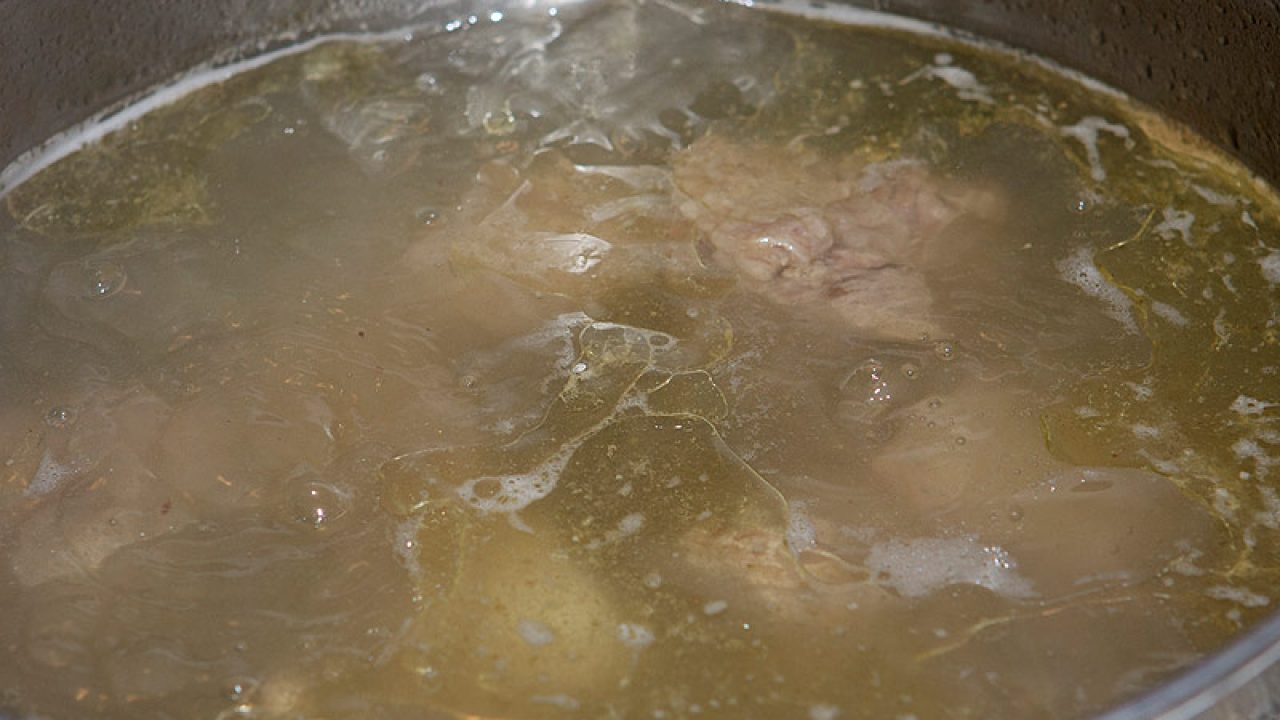 Свиной бульон с рисом. Мясо в кастрюле. Мясо для бульона. Говяжий бульон в кастрюле. Мясо с бульоном в кастрюле.