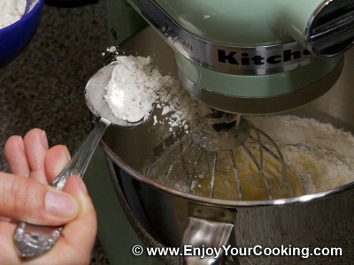 Simple Cake with Sour Cream Frosting Recipe: Step 8