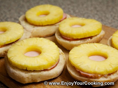 Open Sandwich with Ham, Pineapple and Cheese Recipe: Step 4