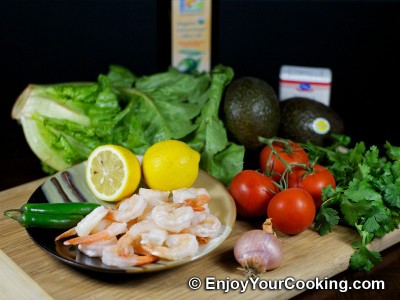 Green Salad with Tomato, Avocado and Shrimp Recipe: Step 1