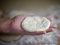 Take a dough circle to one hand
