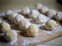 Roll dough bolls 