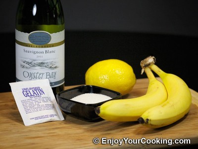 White Wine Jelly with Bananas Recipe: Step 1