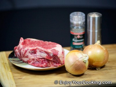 Steaks Marinated in Onion Juice Recipe: Step 1