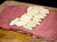 Arrange half of all apple slices in the middle of loin