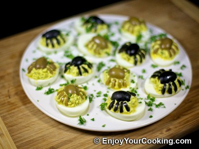 Halloween Spider Decoration for Deviled Eggs: Step 10