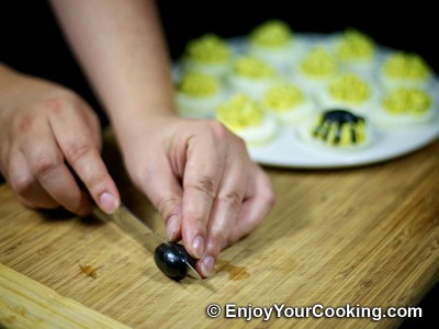 Halloween Spider Decoration for Deviled Eggs: Step 2