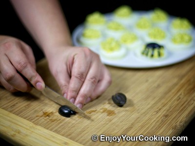 Halloween Spider Decoration for Deviled Eggs: Step 3