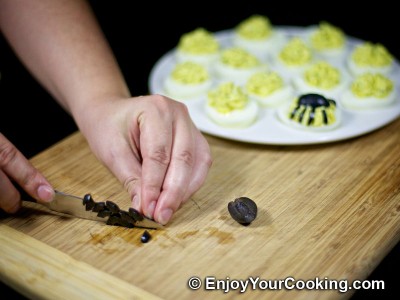 Halloween Spider Decoration for Deviled Eggs: Step 4