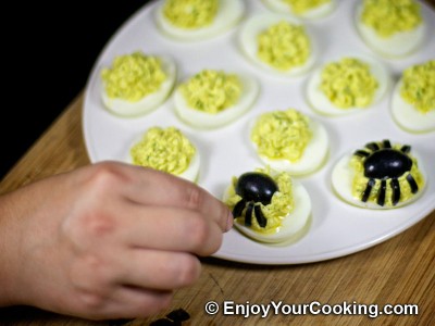 Halloween Spider Decoration for Deviled Eggs: Step 6