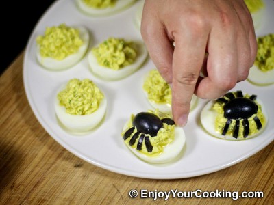 Halloween Spider Decoration for Deviled Eggs: Step 7