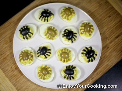 Halloween Spider Decoration for Deviled Eggs: Step 9