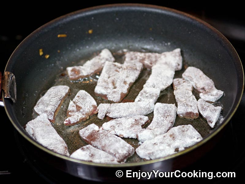 Печень кусками жареная на сковороде