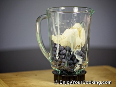 Recipe for Blueberry and Ice Cream Milkshake: Step 3