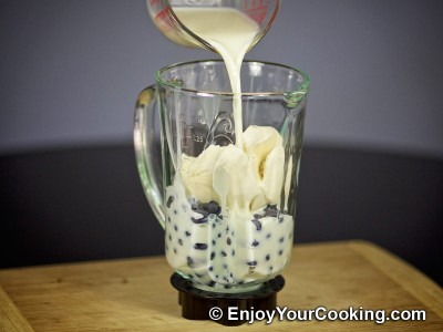Recipe for Blueberry and Ice Cream Milkshake: Step 4