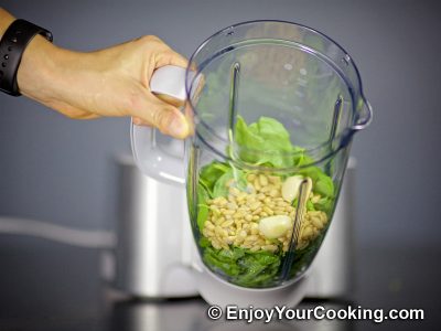 Basil Pesto Sauce: Step 4