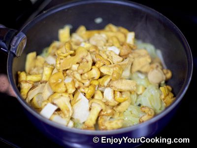 Chanterelles with Sour Cream and Onions: Step 4
