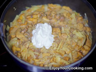Chanterelles with Sour Cream and Onions: Step 6