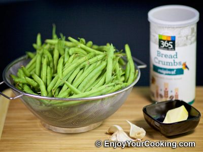 Green Beans Fried with Breadcrumbs and Garlic: Step 1