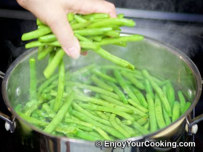 Green Beans Fried with Breadcrumbs and Garlic: Step 2